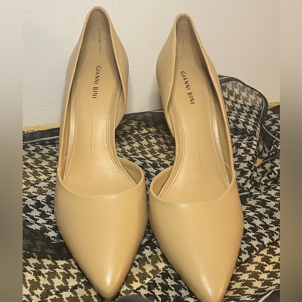 Gianni Bini Tan Heels Sophisticated Design